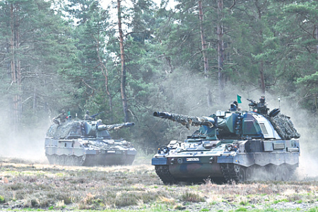 Германские самоходные артиллерийские установки PzH-2000 отправляются на «Восточный фронт» воевать с Российской армией. Фото Reuters