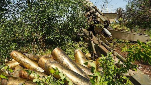 Гильзы от снарядов 152-мм пушки 2А36 «Гиацинт-Б» на позициях артиллерийских войск Народной милиции ДНР под Авдеевкой
