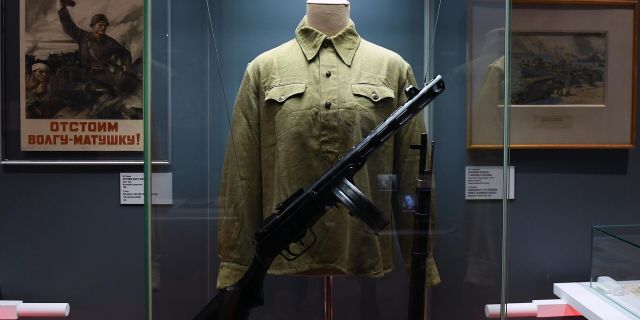 Гимнастерка СССР, пистолет-пулемет системы Шпагина образца 1941 года (ППШ-41)