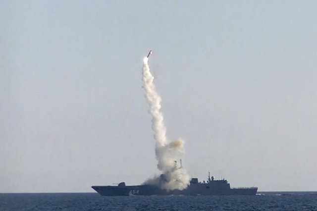 Гиперзвуковую ракету "Циркон" запустили с фрегата "Адмирал Горшков" по наземной цели.