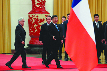 Глава КНР Си Цзиньпин уделяет особое внимание развитию отношений со странами Латинской Америки. На встрече с президентом Чили Себастьяном Пиньерой. Фото Reuters