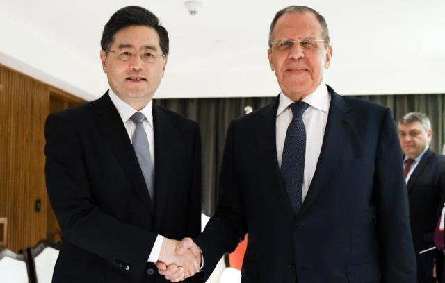 Глава МИД Китая Цинь Ган и министр иностранных дел РФ Сергей Лавров