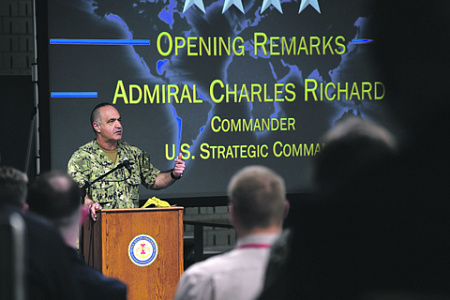 Глава Объединенного стратегического командования США адмирал Чарльз Ричард обосновал необходимость использования ядерного оружия в локальных конфликтах. Фото с сайта www.stratcom.mil