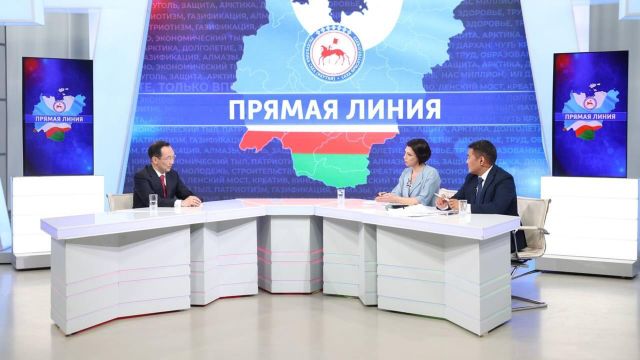 Глава Якутии Айсен Николаев отвечает на вопросы в ходе "Прямой линии"