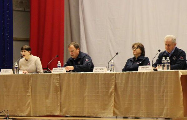 Глава Роскосмоса Игорь Комаров (второй слева) на встрече с коллективом космодрома Восточный