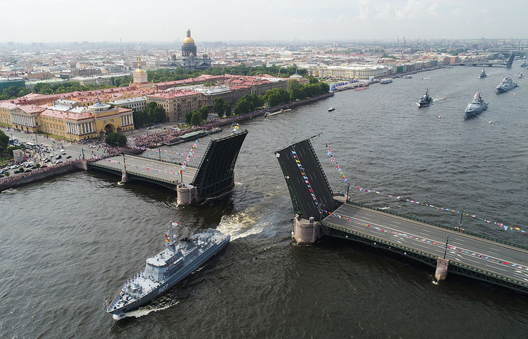 В санкт петербурге проходит. Санкт-Петербург мост разводной и корабль. Проход кораблей через мосты в Питере. Разводные мосты и проплывающие корабли в Санкт-Петербурге. Проход кораблей под мостом Петра Великого в Санкт-Петербурге.