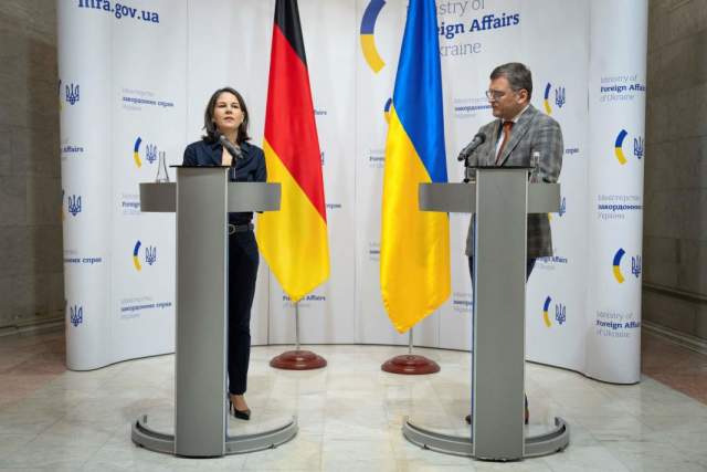 Главы МИД Германии и Украины Анналена Бербок и Дмитрий Кулеба во время пресс-конференции по итогам переговоров