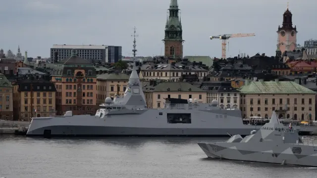 Головной фрегат ВМС Франции D 660 Amiral Ronarc'h нового типа FDI (Frégates de Défense et d’Intervention) в Стокгольме (Швеция), 31.08.2026. На переднем плане виден корвет ВМС Швеции К 32 Helsingborg типа Visby