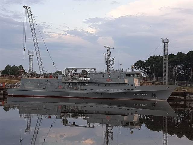 Головной построенный АО "Сокольская судоверфь" для ВМФ России катер-торпедолов ТЛ-2195 проекта 1388Н3Т (заводской номер 451). Сокольское (Нижегородская область), август 2020 года
