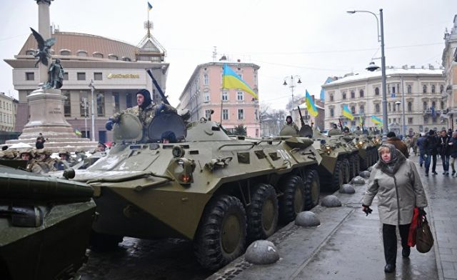 Горожане у колонны бронетехники перед началом "Марша защитников Украины", по случаю празднования 25-й годовщины Вооруженных сил Украины, во Львове