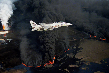 Горящие нефтяные скважины в Кувейте стали одним из мрачных символов операции «Буря в пустыне». Фото ВВС США