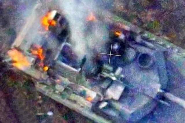 Горящий танк Abrams подразделений ВСУ, уничтоженный ударом FPV-дрона