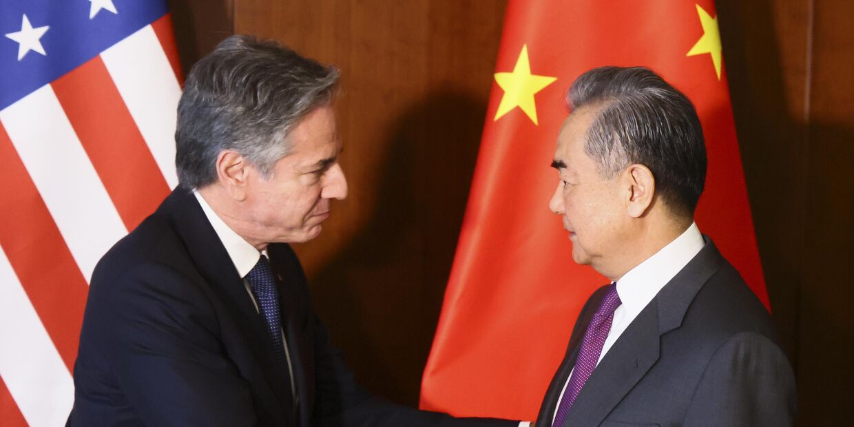 Госсекретарь США Энтони Блинкен и министр иностранных дел Китая Ван И пожимают друг другу руки во время встречи на Мюнхенской конференции по безопасности, 16 февраля 2024 г.