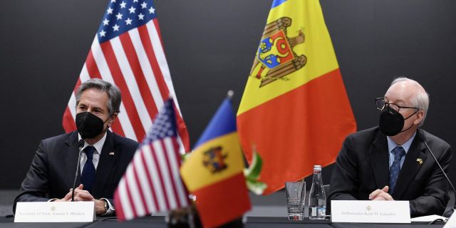 Госсекретарь США Энтони Блинкен и посол США в Молдове Кент Дойл Логсдон в Кишиневе