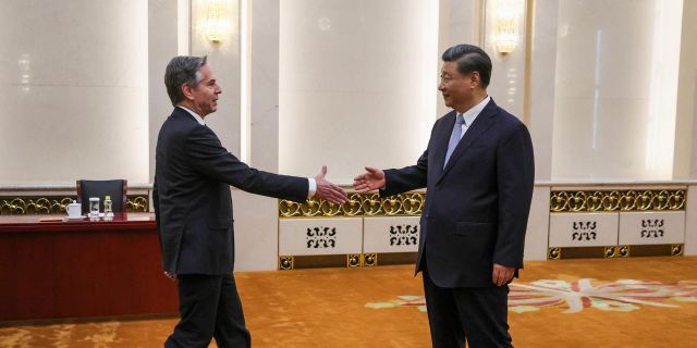 Госсекретарь США Энтони Блинкен и председатель КНР Си Цзиньпин во время встречи в Пекине. 19 июня 2023 года