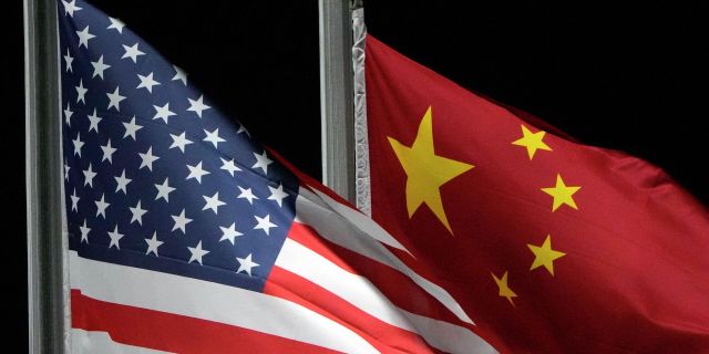 Государственные флаги Китая и США