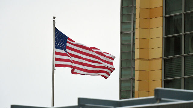 Государственный флаг на новом здании посольства США в Москве, расположенного по адресу: Большой Девятинский переулок, 8