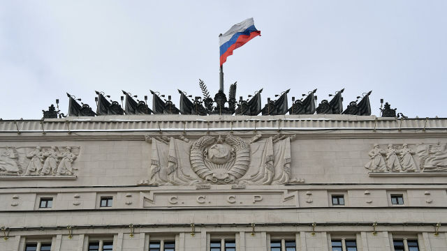 Государственный флаг России на здании Министерства обороны РФ в Москве