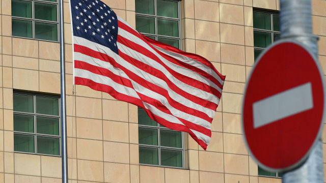 Государственный флаг США у здания американского посольства в Москве