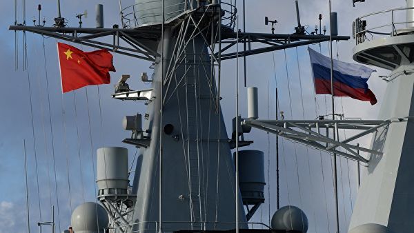 Государственные флаги России и Китая на эсминце "Ши Цзячжуан" во время учений "Морское взаимодействие - 2017". 22 сентября 2017