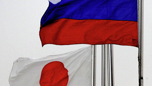 Государственные флаги России (справа) и Японии. Архивное фото