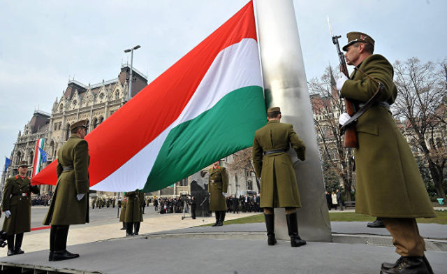 Государственный флаг у здания парламента в Будапеште, Венгрия