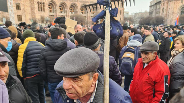 Грабли стали одним из символов протестов в Ереване