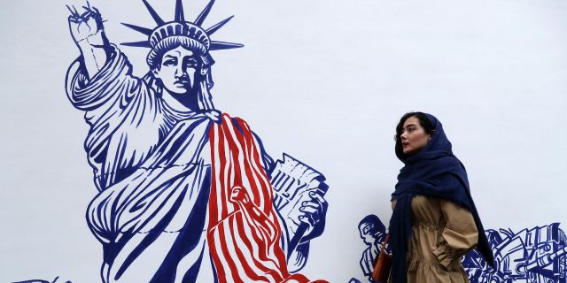 Граффити, изображающее карикатуру на Статую Свободы в Тегеране, Иран