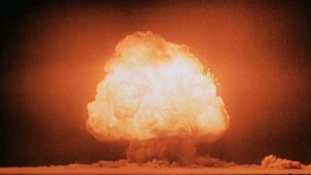 Грибовидное облако через несколько секунд после детонации первой атомной бомбы на полигоне Аламогордо. 16 июля 1945
