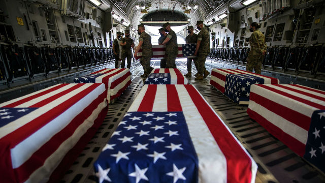 Гробы погибших американских военнослужащих в самолете C-17 Globemaster III ВВС США на авиабазе морской пехоты Мирамар
