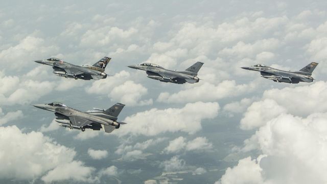 Группа из четырех истребителей F-16 Fighting Falcon ВВС США