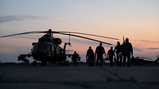 Группа военнослужащих ВС РФ возвращается с боевого вылета в зоне СВО