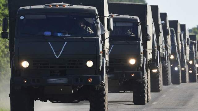 Грузовики колонны материально-технического обеспечения ВС РФ во время движения в зону специальной военной операции