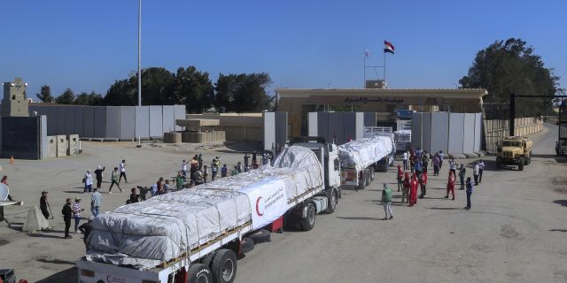 Грузовики с гуманитарной помощью для сектора Газа в Рафахе, Египет. 21 октября 2023