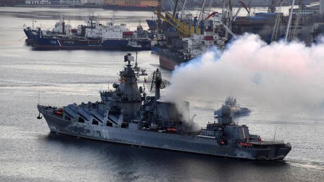 Гвардейский ракетный крейсер «Варяг» в бухте Золотой Рог Владивостока