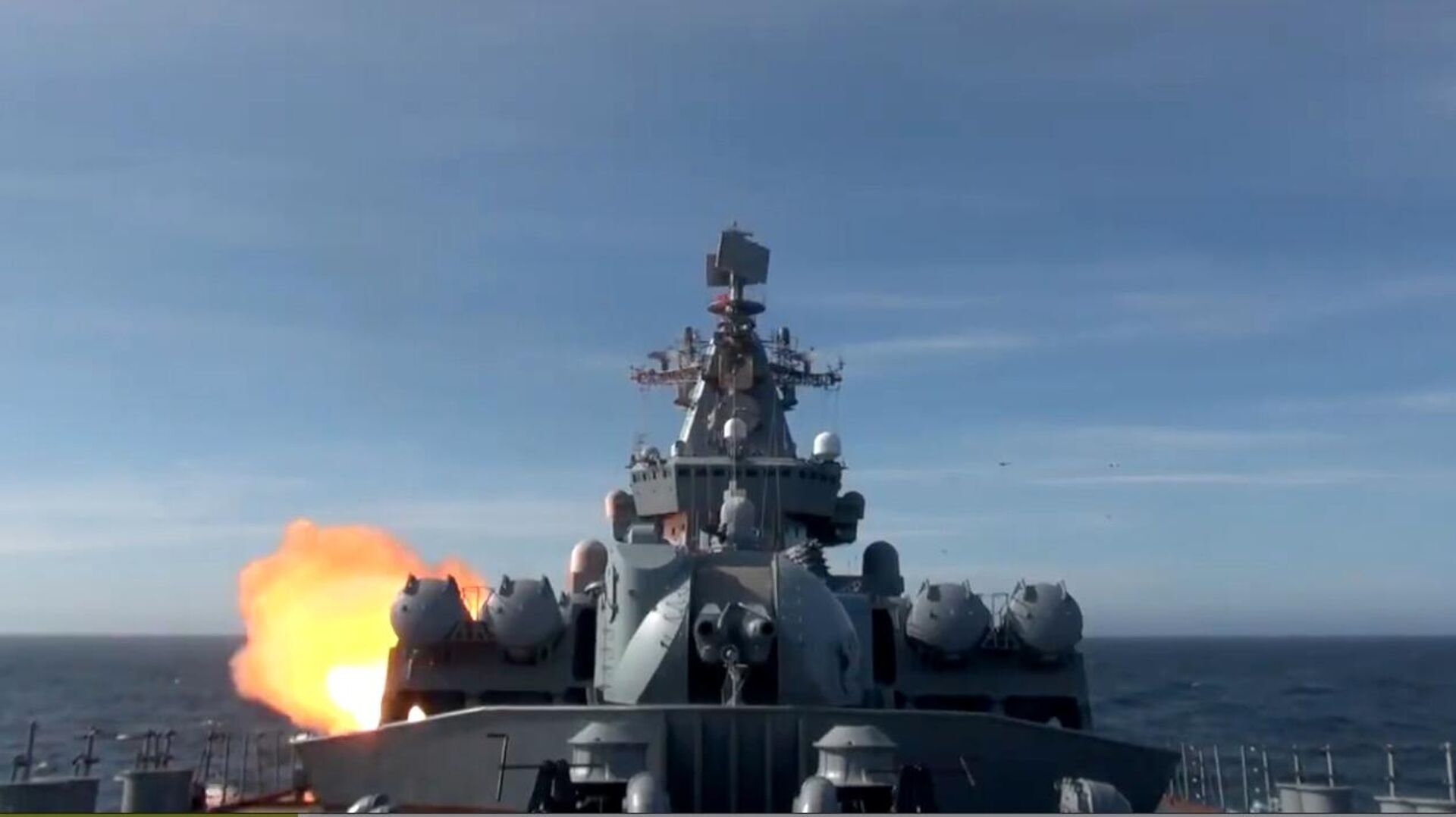 Гвардейский ракетный крейсер "Варяг" во время ракетной стрельбы