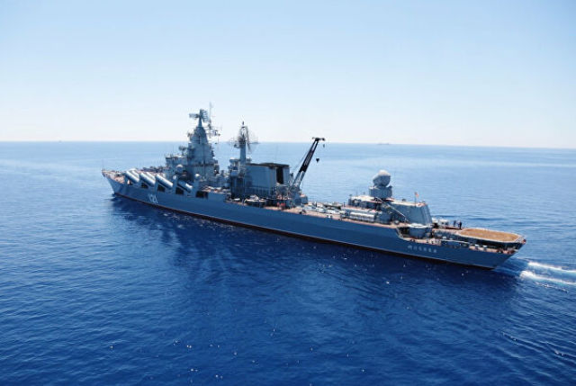 Гвардейский ракетный крейсер "Москва" во время учений в Средиземном море