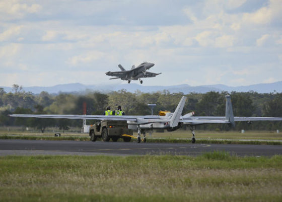 БЛА Heron и истребитель F/A-18F