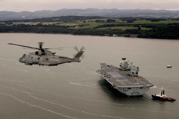 HMS Queen Elizabeth и вертолет Merlin Mk2