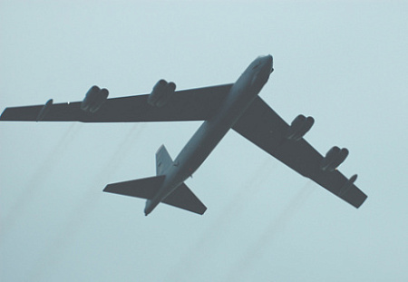 Хотя американцы непрерывно вели работы в области стратегической авиации, ее основу в настоящее время составляют бомбардировщики B-52 разработки 50-х годов. Фото Владимира Карнозова