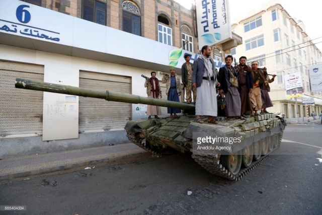 Хуситы на броне Т-72С на улицах Саны
