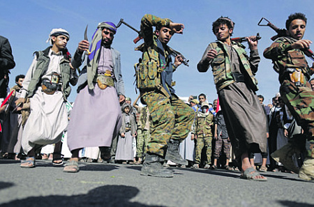 Йеменцы и на войне не забывают о своих традициях, которые, в частности, выражаются в танце с оружием в руках. Фото Reuters
