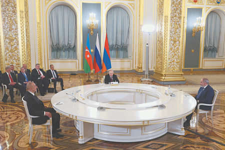 Ильхам Алиев, Владимир Путин и Никол Пашинян за круглым столом переговоров в Москве. Фото Sputnik/Reuters