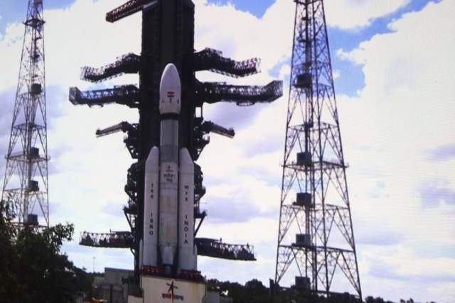 Индийская ракета с автоматической лунной станцией «Чандраян-3» перед запуском на космодроме Шрихарикота