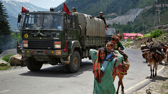 Индийские военные грузовики движутся в направлении Ладакха