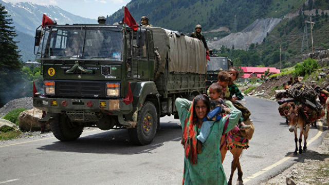 Индийские военные грузовики движутся в направлении Ладакха