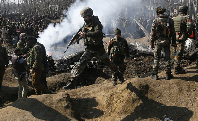 Индийские военные на месте крушения вертолета в Кашмире
