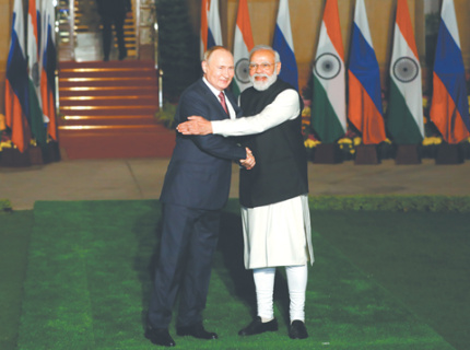 Индия, закупая все больше американского оружия, не собирается отказываться от военного и экономического сотрудничества с Россией. Владимир Путин и Нарендра Моди на встрече в Сочи. Фото Reuters