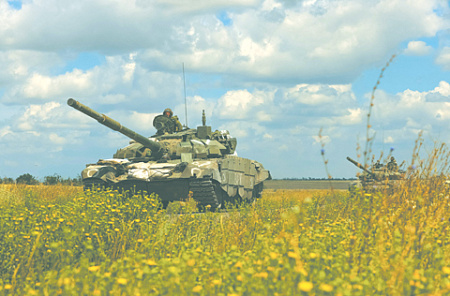 Иногда преступления можно остановить только силой. Российские танки в Запорожской области. Фото Reuters