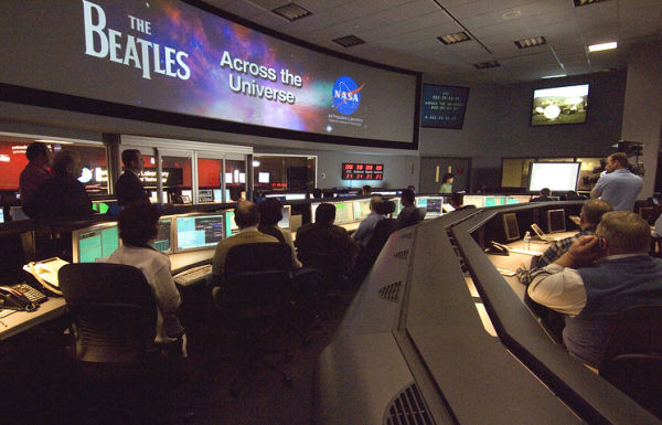 Инженеры NASA следят за отправкой в космос песни The Beatles "Across the Universe"
